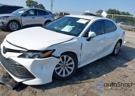 2020 Toyota Camry Le z USA, uszkodzony, nr VIN 4T1C11AKXLU922557
